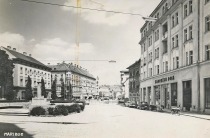 Maribor v 60-ih letih: levo Partizanska 7 s prvo samopostrežno, v kateri je bila pred tem Mestna knjižnica, desno zadružni dom, kjer je bila v pritličju Pionirska knjižnica (Foto: PA Maribor) title=