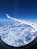 Nekatere so prvič letele z letalom. Čudoviti pogled na Alpe. Pod nami je Salzburg. title=