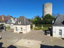 Značilna srednjeveška arhitektura mesta in Beli stolp. title=