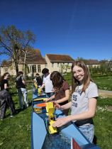 Hladimo se z razstavnimi exponati. Brez panike, zato so narejeni … title=