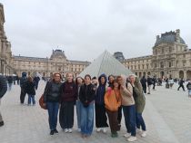 Malo nas zebe, pa ne priznamo! Halo, v Parizu smo! title=