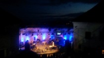 Fotografija s koncerta Oliverja Dragojevića s klapo Dupini na gradu Vurberk title=