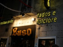 Pročelje fado taverne v Lizboni, kjer sem septembra lani večerjala ob zvokih nacionalnega simbola Portugalske – fada title=