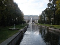 Palača Peterhof – nekdaj podeželska palača carske družine Romanov title=