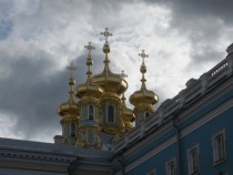 Čebulasti »zvoniki« zasebne kapele družine Romanov v sklopu palače v Puškinovem oziroma v Carskem selu title=