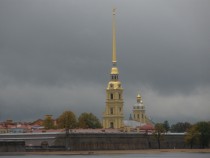 Cerkev – zvonik Peter in Pavlove cerkve na otoku Vasilij v St. Peterburgu title=