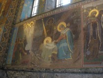 Notranjost »Krvave cerkve« – freska Jezusovega rojstva title=