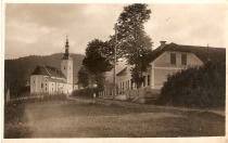 Farna cerkev in Društveni dom, odprt leta 1929. 
Foto Japelj, Maribor. Poslana 13. 7. 1933 title=