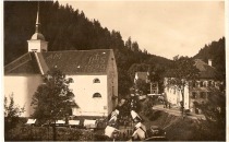Sejem na veliko gospojnico, ko Puščavo obišče največ romarjev.
Foto Andrej Benet, Maribor, okoli l. 1930. Ni bila poslana. title=