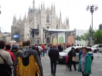 Milanska katedrala s koncertnim odrom title=