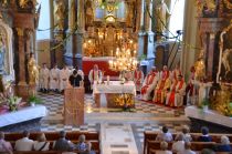 Po dvigu zvonov se je pričela sv. maša, mojstri pa so v zvoniku pripravljali zvonove na prvo zvonenje title=